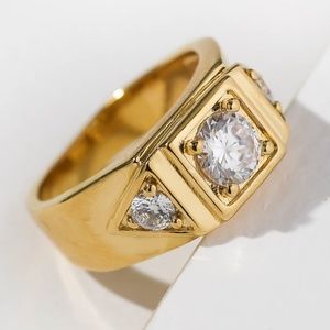 New vanessa Mooney THE CASSANDRA RING